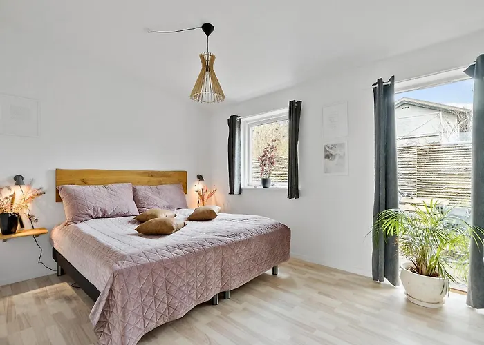 4 Bedroom Lovely In Hébergement de vacances *